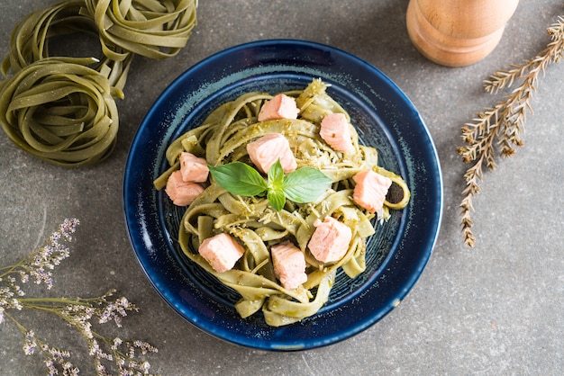 fettuccine de espinafre com salmão