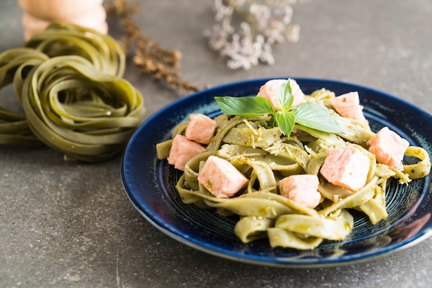 fettuccine de espinafre com salmão