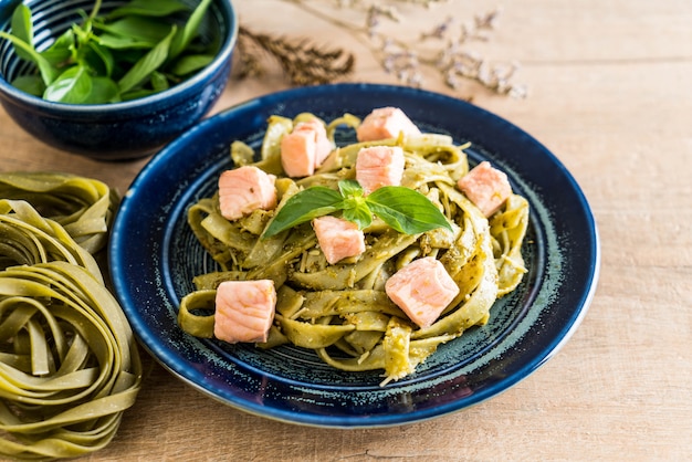 Foto fettuccine de espinafre com salmão