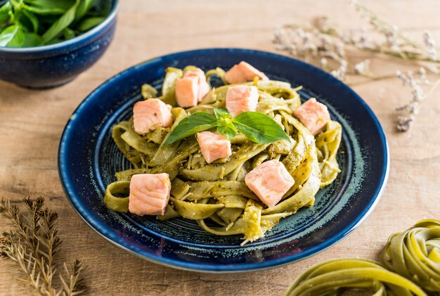 fettuccine de espinafre com salmão