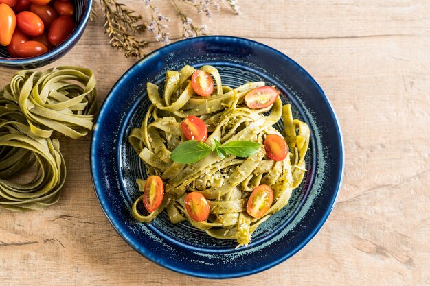 fettuccine de espinafre com tomate