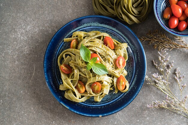 fettuccine de espinafre com tomates