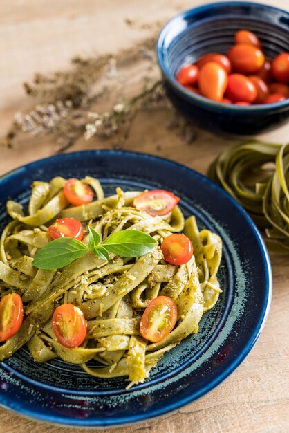 fettuccine de espinafre com tomates