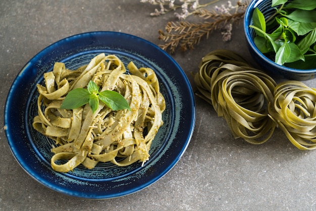 fettuccine de espinafre na chapa