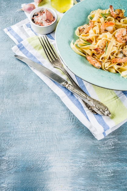 Fettuccine de macarrão com camarão