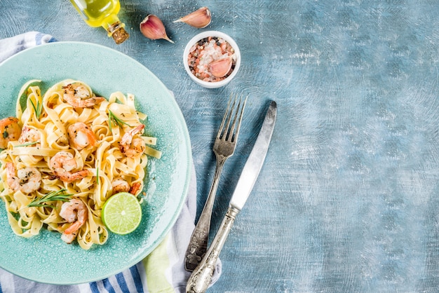 Fettuccine de macarrão com camarão