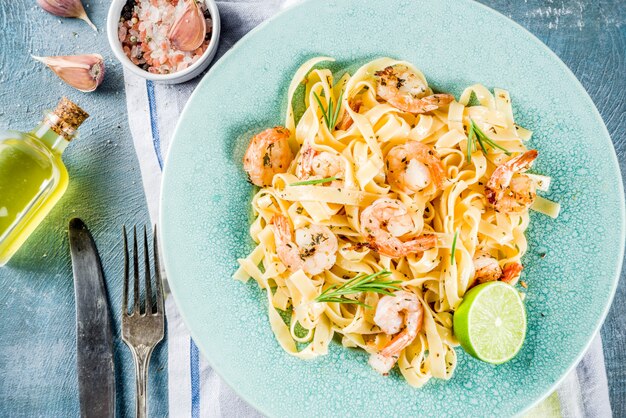 Fettuccine de macarrão com camarão