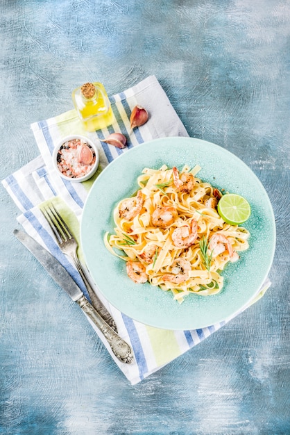 Fettuccine de macarrão com camarão