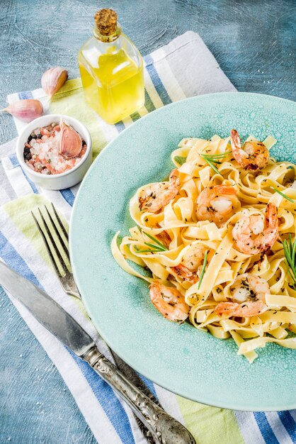 Fettuccine de macarrão com camarão