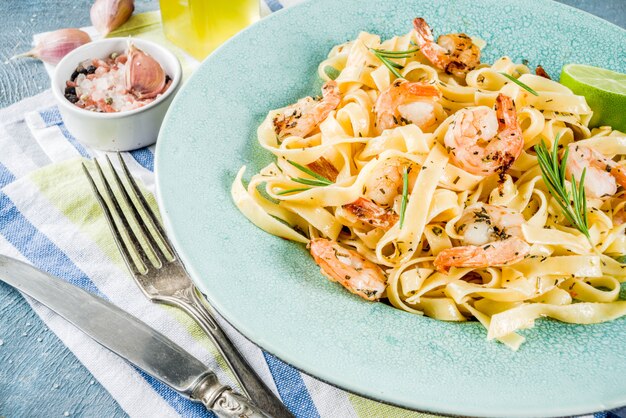 Fettuccine de macarrão com camarão