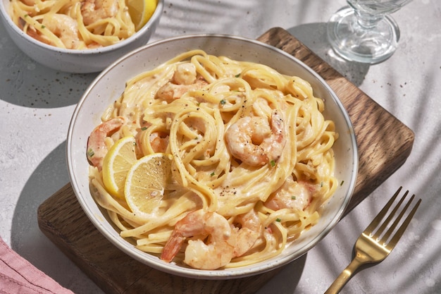 Fettuccine de massa italiana em molho cremoso com camarão e tomate