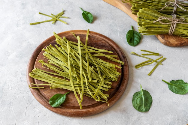 Fettuccine de massa verde crua com espinafres