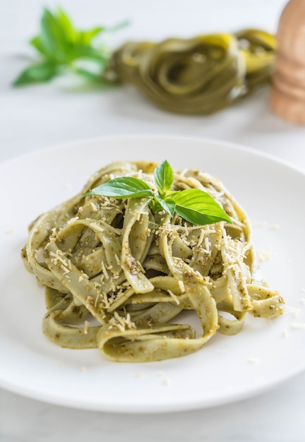 fettuccine de espinaca en un plato