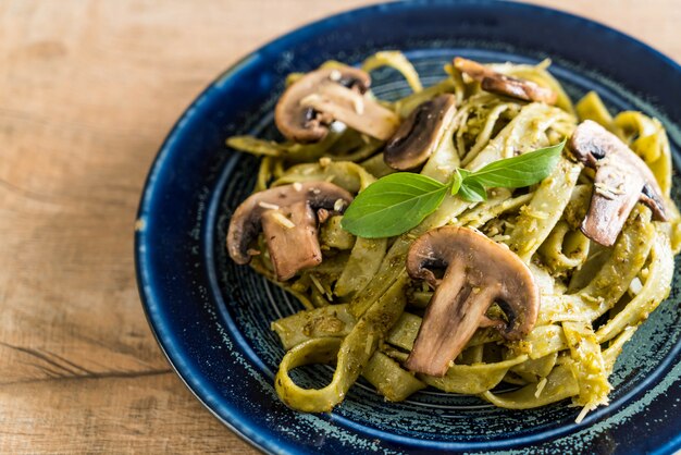 Fettuccine De Espinacas Con Champiñones