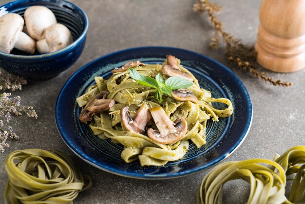 Fettuccine De Espinacas Con Champiñones