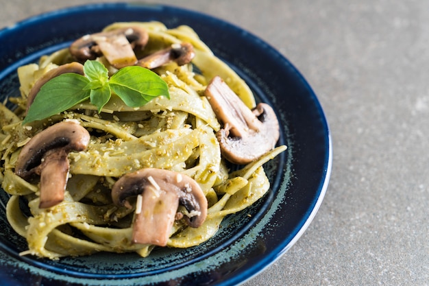 Fettuccine De Espinacas Con Champiñones