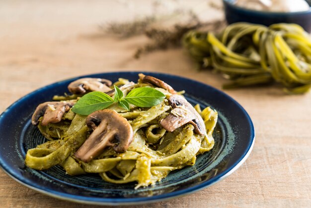 Fettuccine De Espinacas Con Champiñones