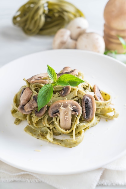 Fettuccine De Espinacas Con Champiñones