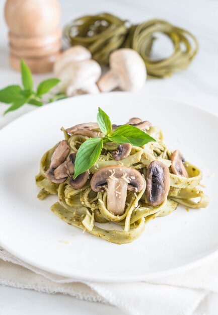 Fettuccine De Espinacas Con Champiñones