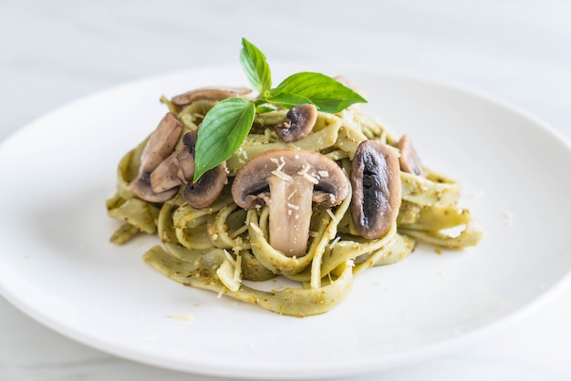 Fettuccine De Espinacas Con Champiñones