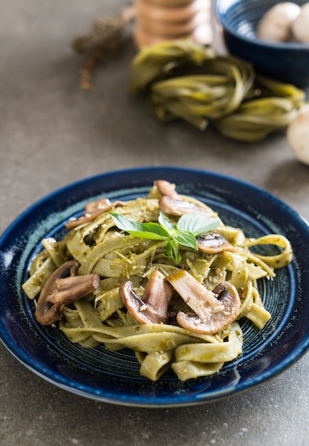 Fettuccine De Espinacas Con Champiñones