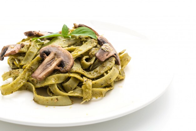 Fettuccine De Espinacas Con Champiñones