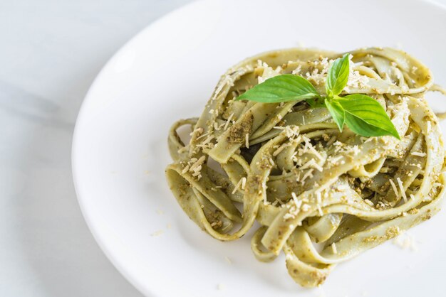 fettuccine de espinacas en un plato