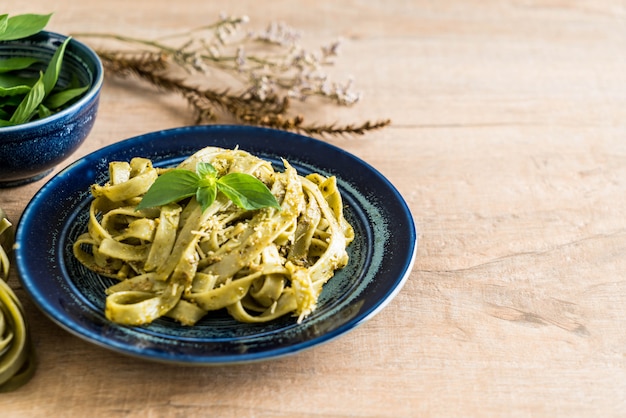 fettuccine de espinacas en un plato