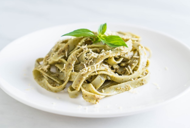 fettuccine de espinacas en un plato