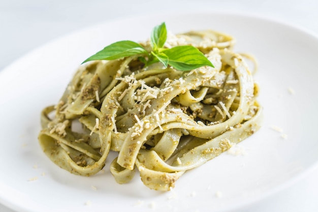 fettuccine de espinacas en un plato