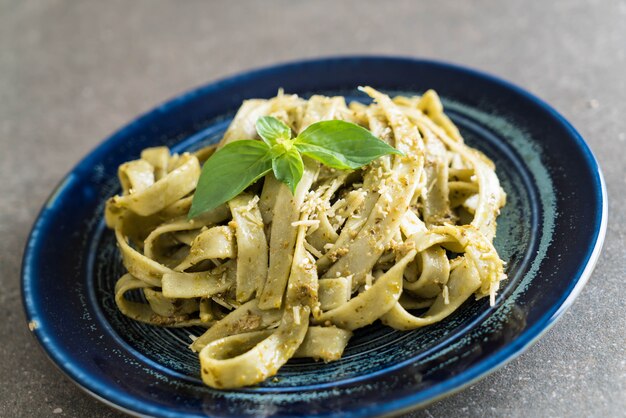 fettuccine de espinacas en un plato