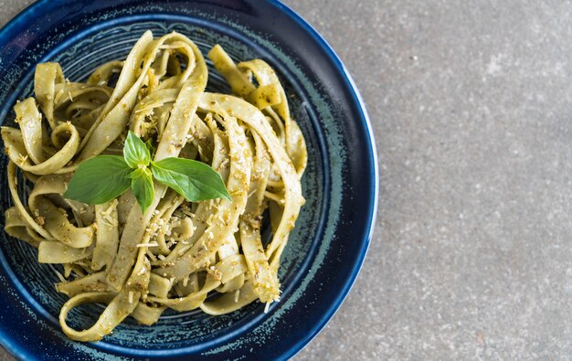 fettuccine de espinacas en un plato