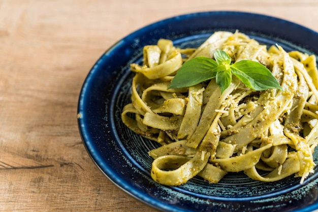 fettuccine de espinacas en un plato