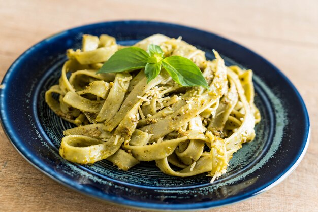 fettuccine de espinacas en un plato