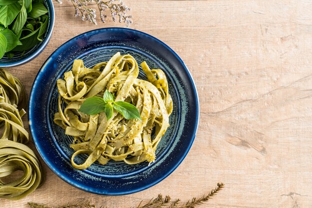 fettuccine de espinacas en un plato