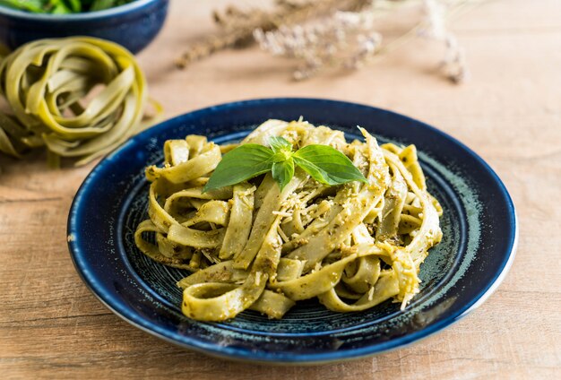 fettuccine de espinacas en un plato