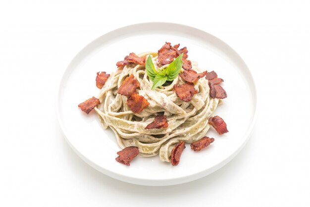 Fettuccine De Espinacas Con Queso Crema De Salsa Blanca Y Tocino