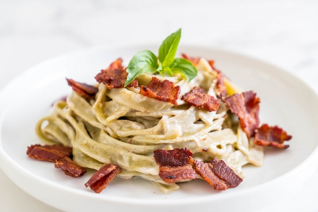 Fettuccine De Espinacas Con Queso Crema De Salsa Blanca Y Tocino