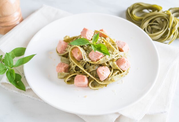 Fettuccine De Espinacas Con Salmón