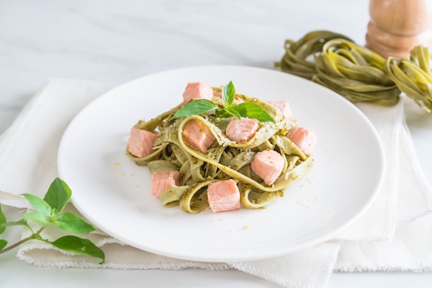 Fettuccine De Espinacas Con Salmón