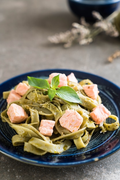 Fettuccine De Espinacas Con Salmón