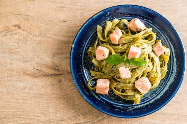 Fettuccine De Espinacas Con Salmón