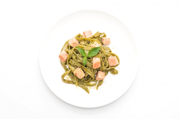 Fettuccine De Espinacas Con Salmón