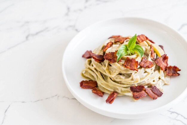 Fettuccine de espinacas con salsa de queso crema y tocino