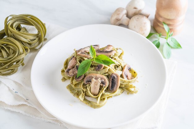 fettuccine de espinacas con setas