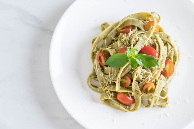 Fettuccine De Espinacas Con Tomate