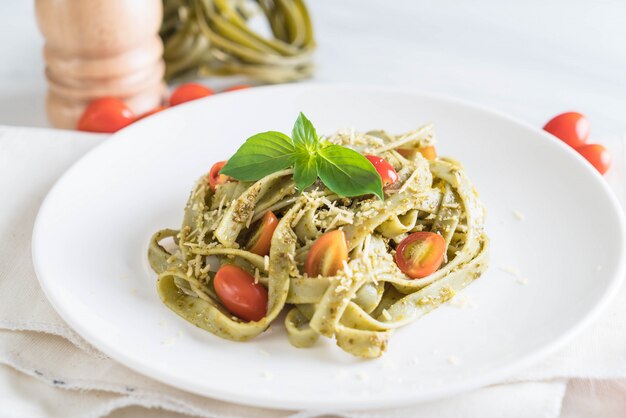 Fettuccine De Espinacas Con Tomate