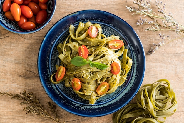 Fettuccine De Espinacas Con Tomate