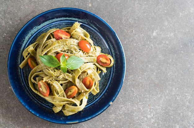 fettuccine de espinacas con tomates