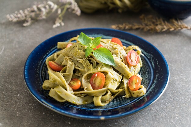 Fettuccine De Espinacas Con Tomates